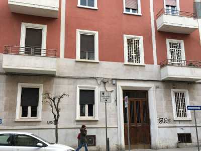 Come ogni campagna che si rispetti anche quella di Madonnella ha in dote un pozzo. E� presente nella parte dell�area pi� vicina a corso Sonnino. Su questa via, al civico 129, si trova il portone di un palazzo bianco e rosso che permetterebbe di avvicinarsi alla struttura